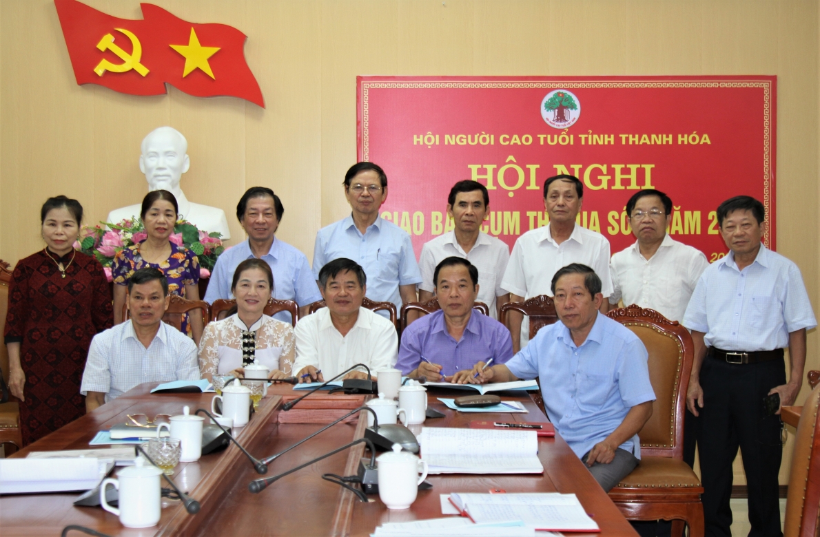 Hội NCT các huyện Cụm thi đua số 5 Hội NCT tỉnh Thanh Hóa kí kết giao ước thi đua