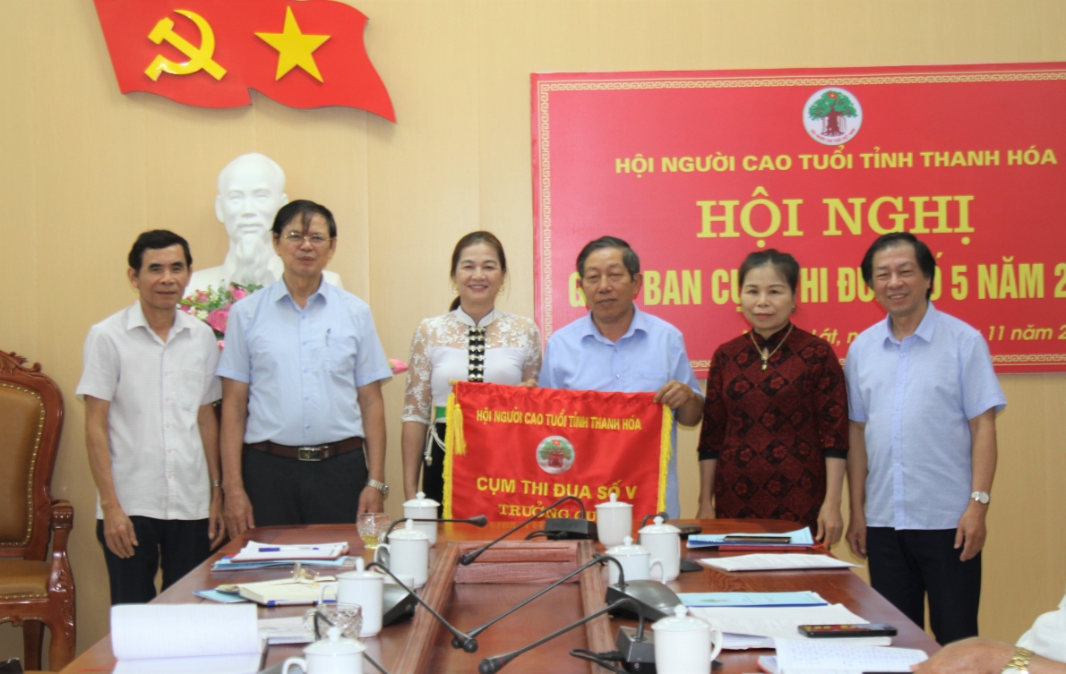 Bàn giao Cụm trưởng năm 2023 cho Hội NCT huyện Quan Hóa