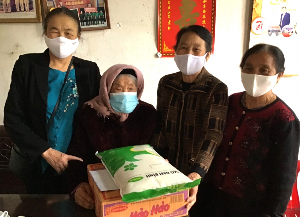 CLB LTHTGN phố Thụy Ứng, huyện Đan Phượng, TP Hà Nội mua giúp nhu yếu phẩm cho thành viên không thể ra ngoài.