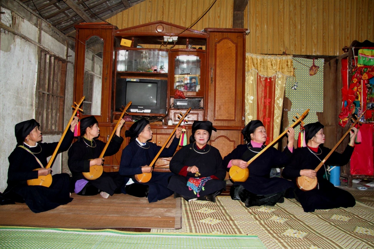 Đội then do bà Nông Thị Phượng (thứ ba từ phải sang) làm Chi hội trưởng biểu diễn hát then