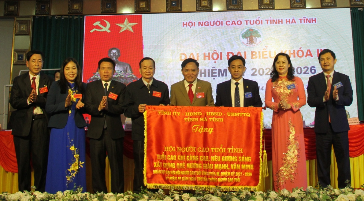Lãnh đạo tỉnh trao tặng bức trướng cho Hội NCT tỉnh