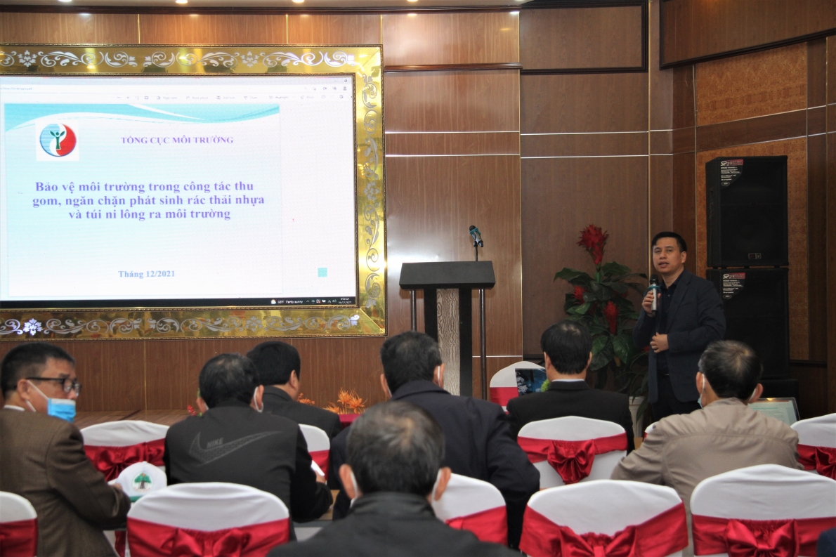 Báo cáo viên Bộ Tài nguyên và Môi trường trình bày bài giảng