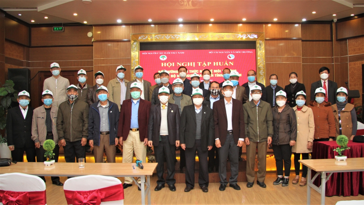 Các đại biểu chụp ảnh lưu niệm