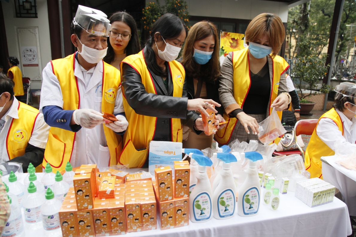 Cán bộ, nhân viên Trung tâm Giáo dục CSSKCĐ Hà Nội chuẩn bị các vật phẩm Y tế phát tặng cho người dân