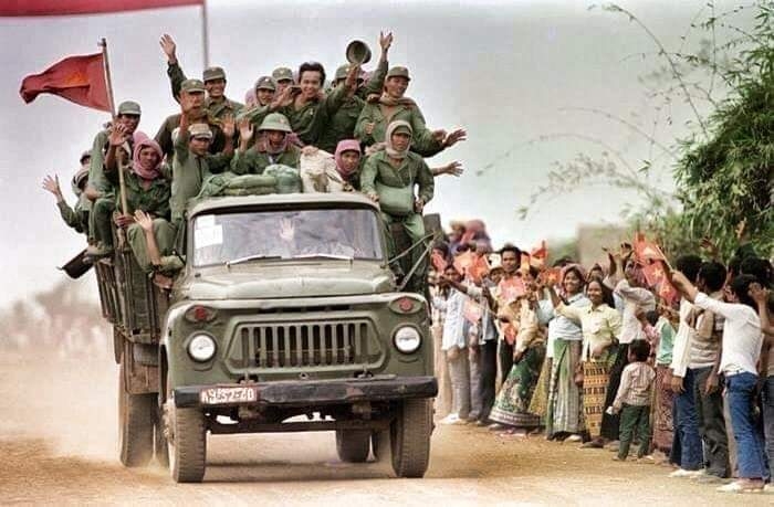 Nhân dân Campuchia lưu luyến tiễn Bộ đội tình nguyện Việt Nam sau khi hoàn thành nghĩa vụ quốc tế giúp bạn thoát khỏi họa diệt chủng.