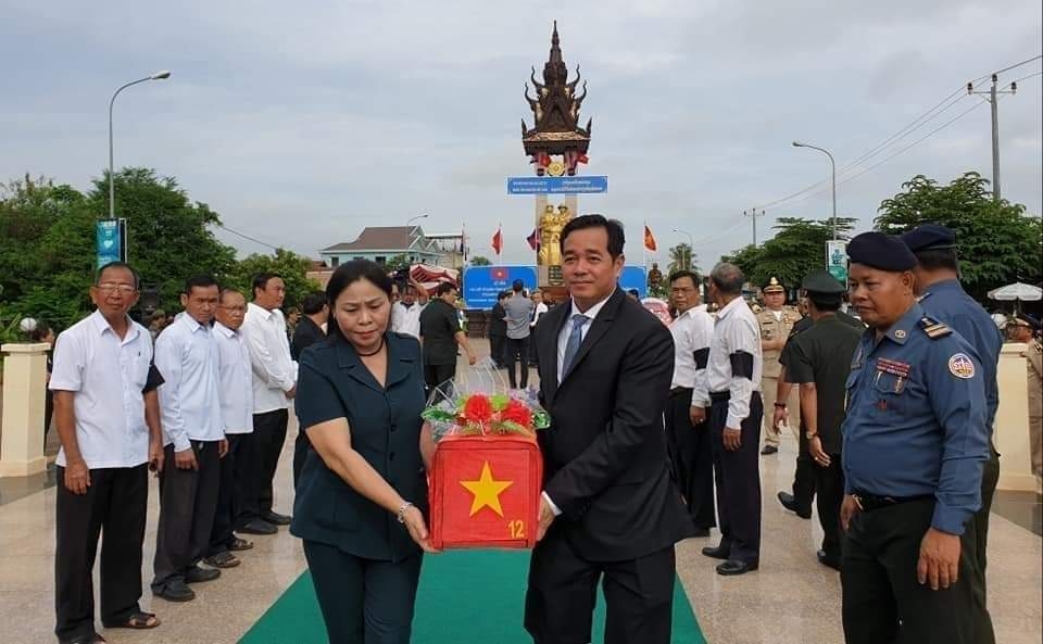 Lãnh đạo tỉnh Gia Lai đón hài cốt Bộ đội tình nguyện Việt Nam về nước.