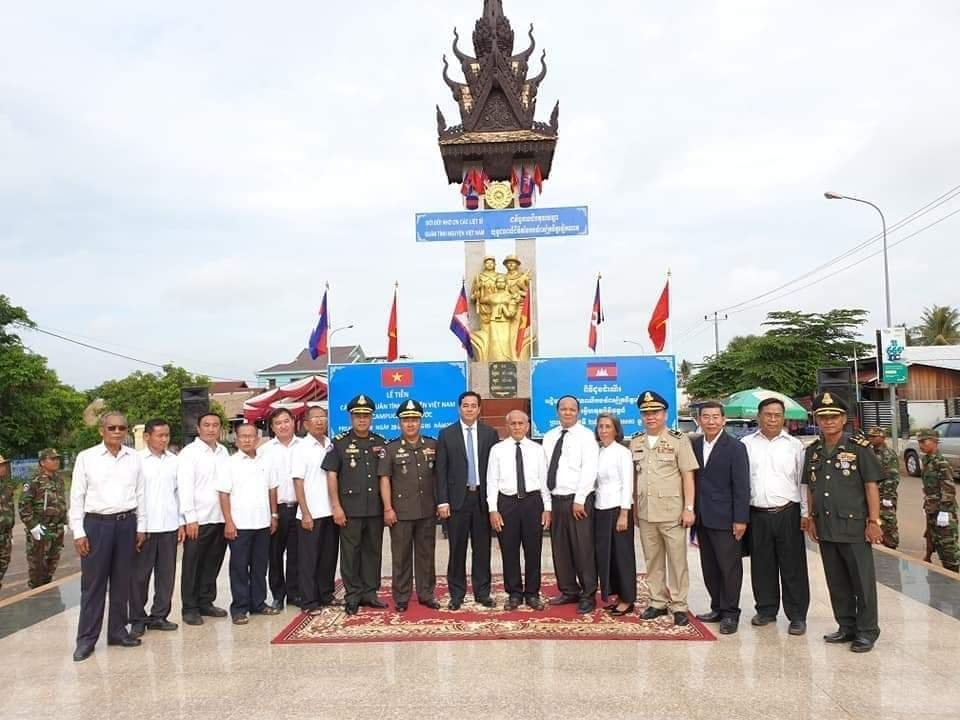 Lãnh đạo các tỉnh Preahvihear trong buổi tiễn biệt quân tình nguyện Việt Nam trước tượng đài liên minh đoàn kết chiến đấu Việt Nam - Campuchia tại TP Ta Beng, tỉnh Preahvihear.