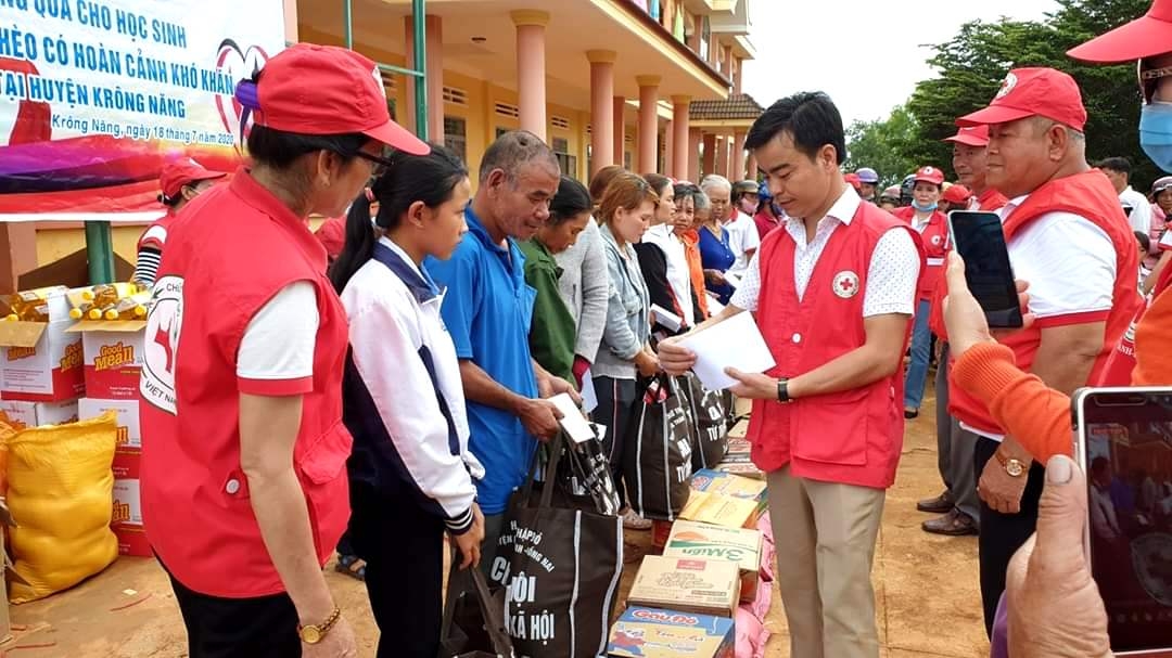 Tặng quà NCT hoàn cảnh khó khăn tỉnh Đắk Lắk