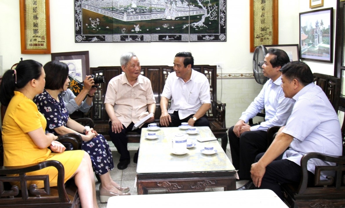 Chủ tịch Nguyễn Thanh Bình báo cáo tình hình tổ chức, hoạt động Hội với cụ Vũ Oanh