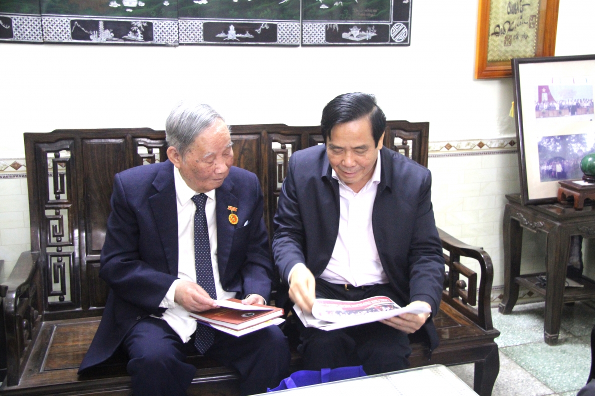 1 Chủ tịch Nguyễn Thanh Bình tặng cụ Vũ Oanh Tạp chí Người cao tuổi