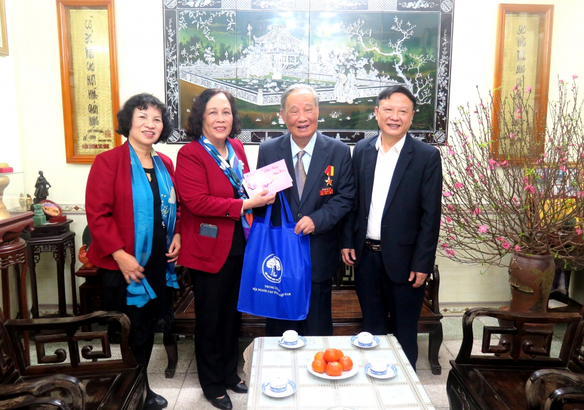 Chủ tịch Hội nCT Việt Nam khóa V Phạm Thị Hải Chuyền tặng quà cụ Vũ Oanh