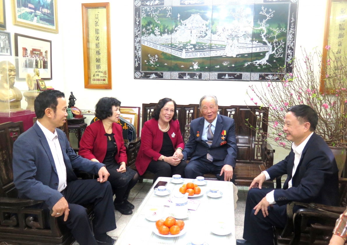 Chủ tịch Hội NCT Việt Nam khóa V Phạm Thị Hải Chuyền thăm cụ Vũ Oanh