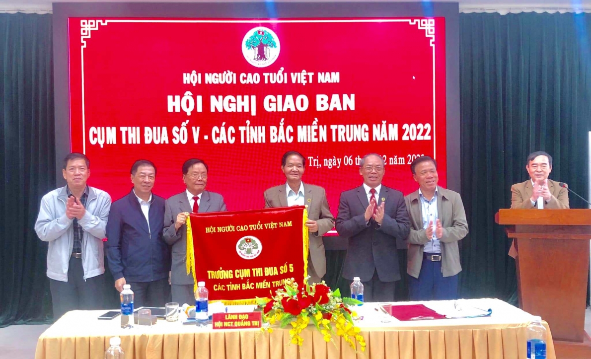 Cụm trưởng năm 2023 bàn giao cho Hội NCT tỉnh Thừa Thiên Huế