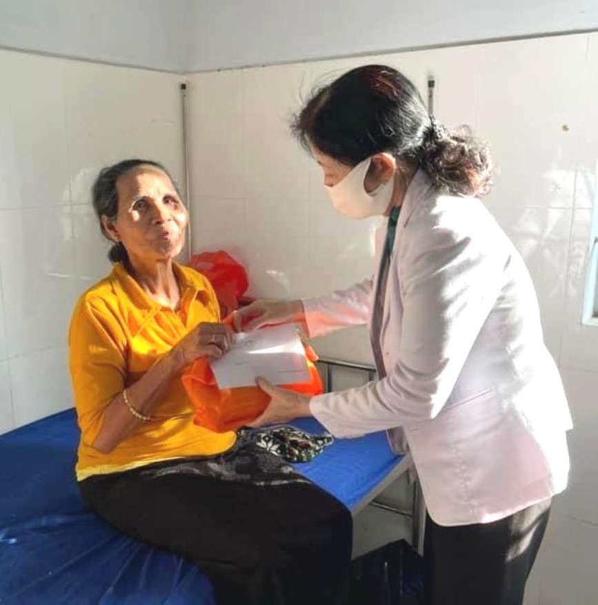 Bà Trần Thị Hòa thăm, tặng quà NCT đang điều trị tại Trung tâm Y tế huyện