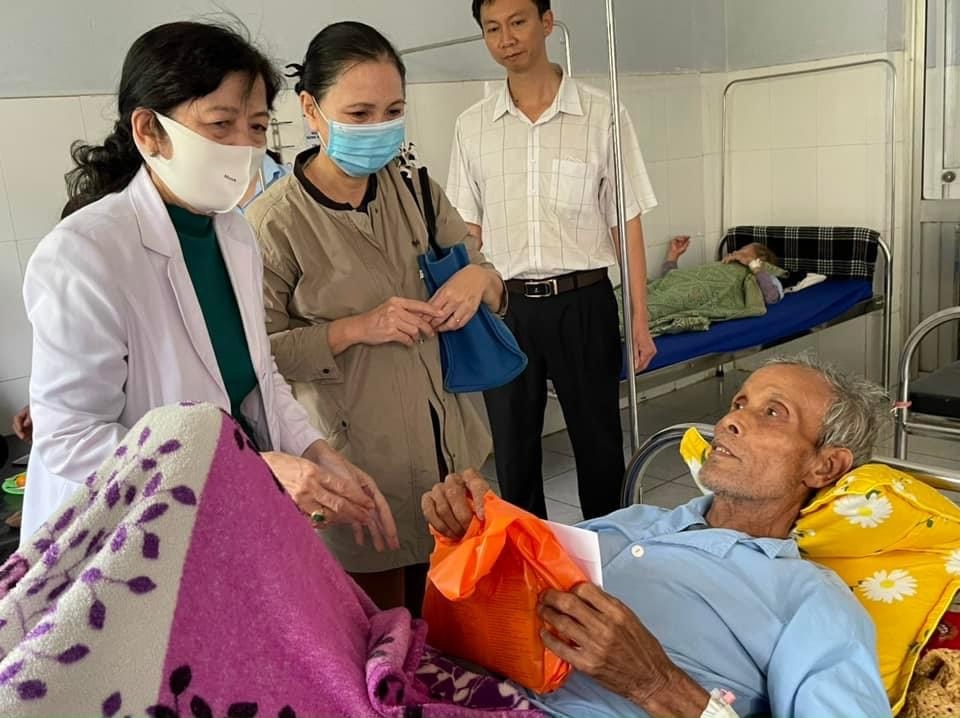 Bà Trần Thị Hòa vận động nhà tài trợ thăm, tặng quà NCT đang điều trị tại Trung tâm Y tế huyện