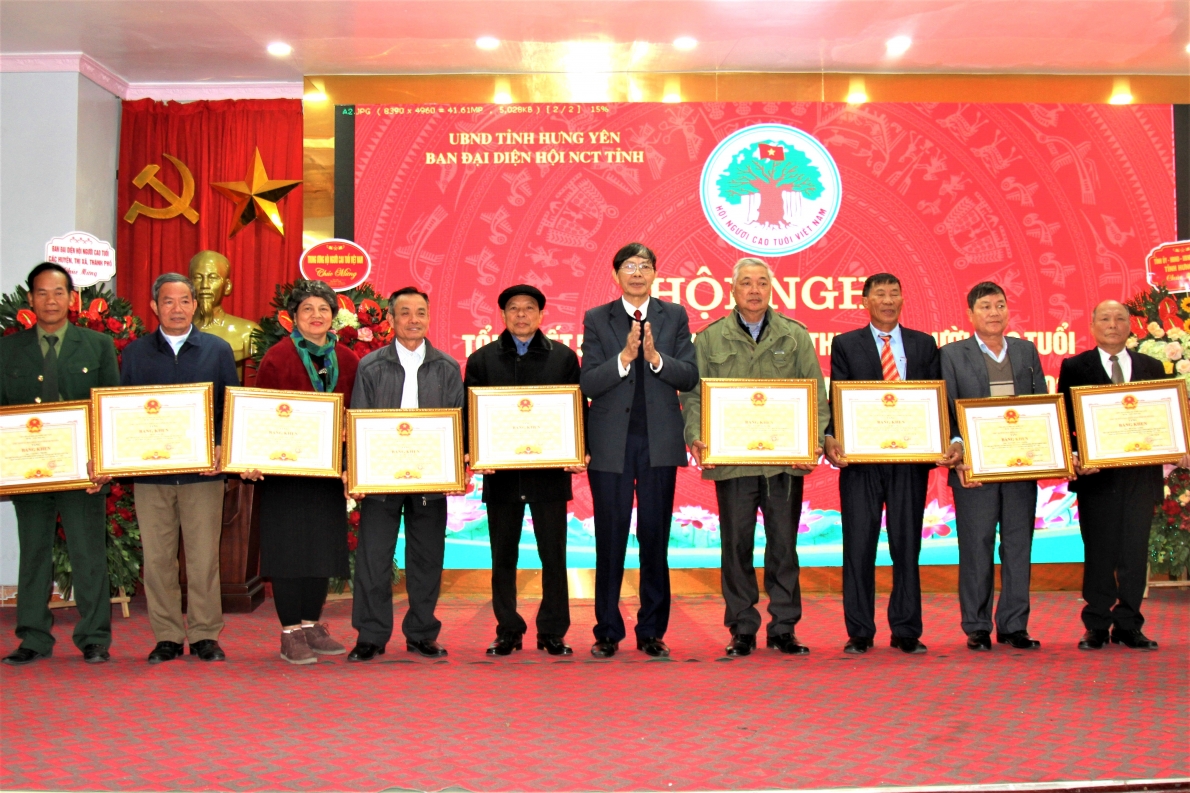 Trao Bằng khen của UBND tỉnh Hưng Yên cho các cá nhân NCT tiêu biểu làm kinh tế giỏi