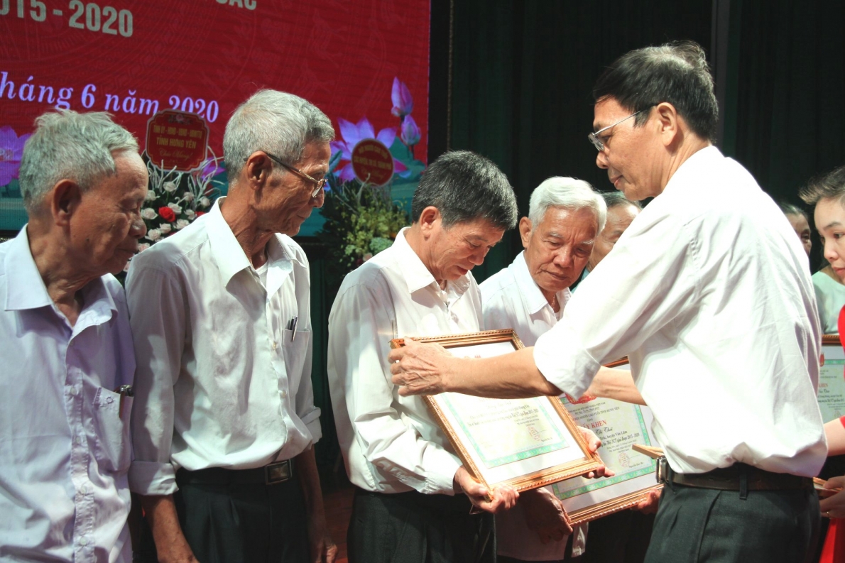Trao Bằng khen của Trung ương Hội cho cán bộ Hội NCT tiêu biểu tỉnh Hưng Yên