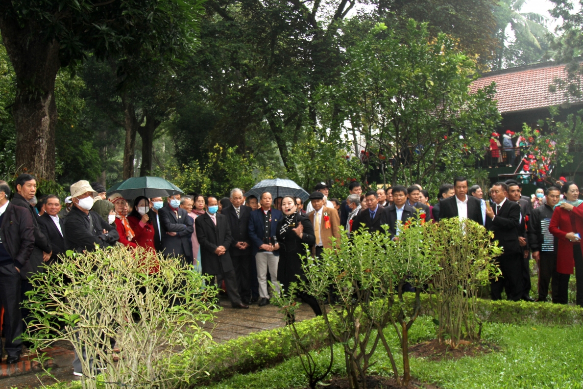 ... thăm nơi ở và làm việc của Người