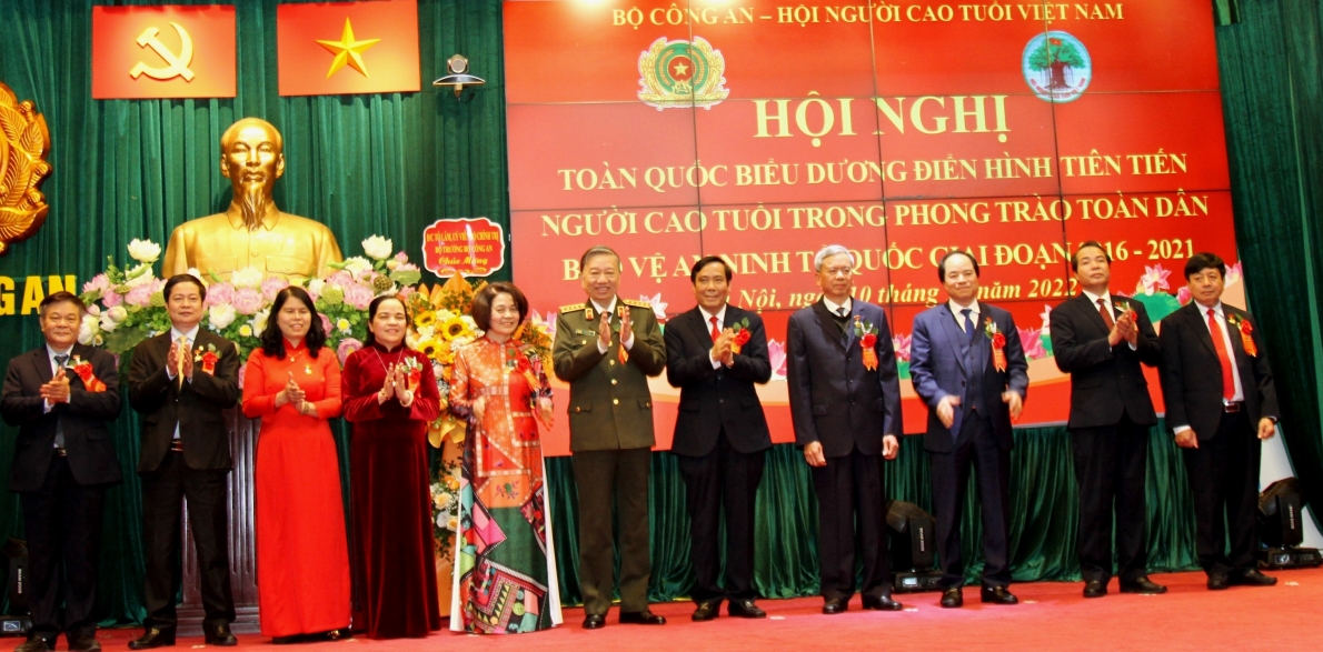 Bộ Công an tặng Kỉ niệm chương bảo vệ an ninh Tổ quốc cho các cá nhân có nhiều đóng góp