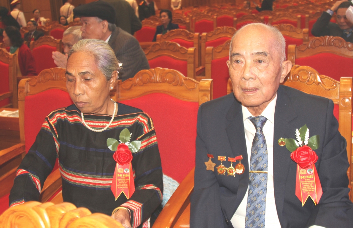 Cụ Võ Xuân Huê (bên trái) và bà Rcom H'Guach