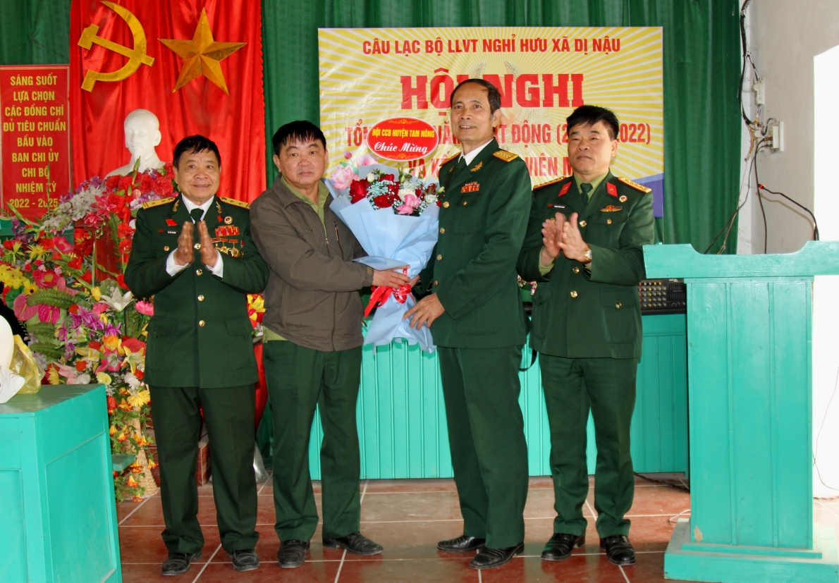 Lãnh đạo Hội CCB huyện tặng hoa chúc mừng CLB