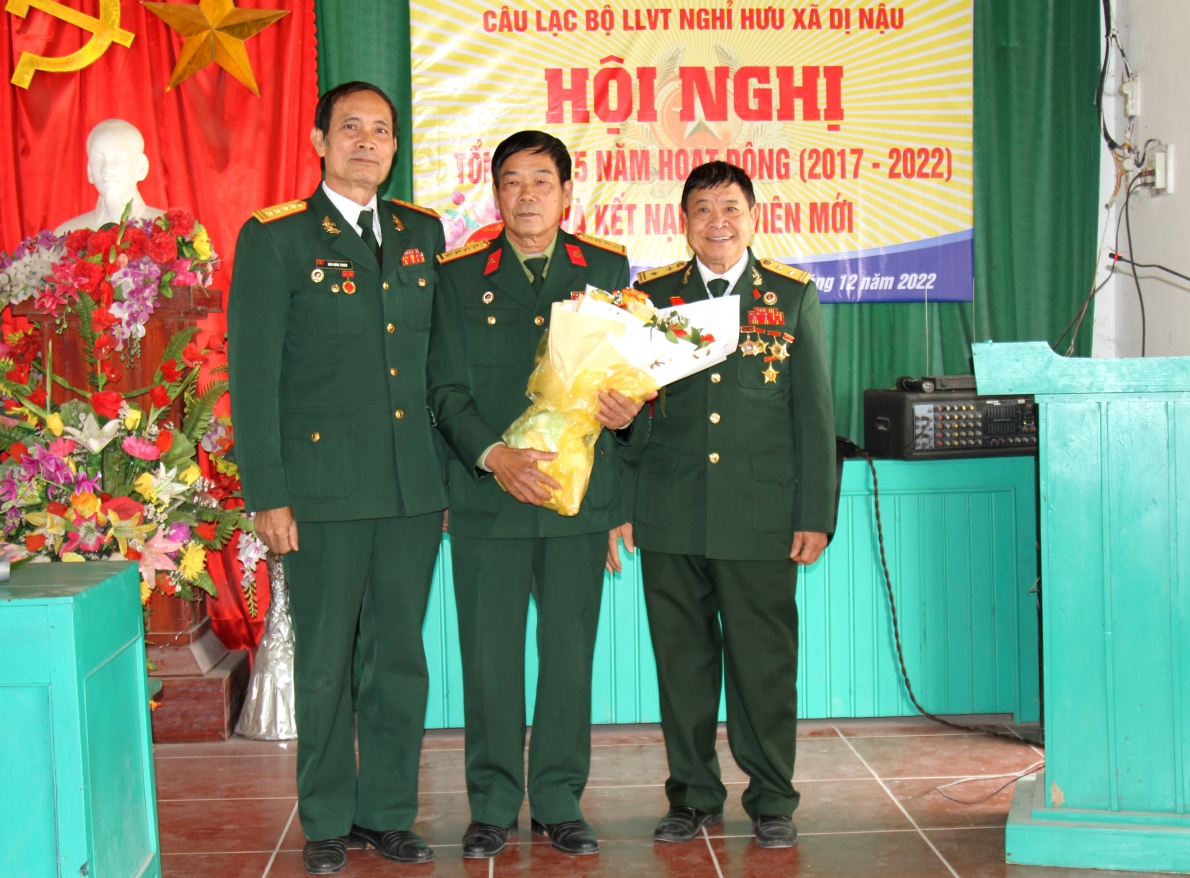 Tặng hoa Ủy viên Ban Chủ nhiệm khóa trước không tham gia Ban Chủ nhiệm khóa mới