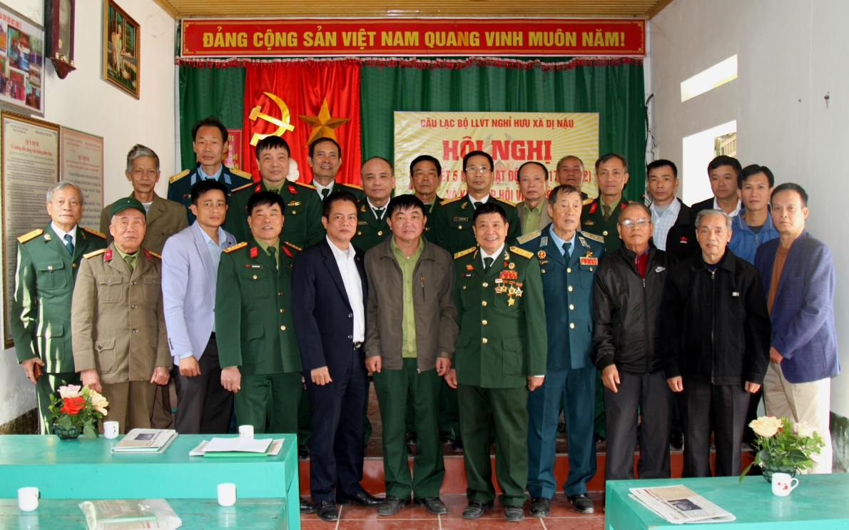 Hội viên CLB chụp ảnh lưu niệm với các đại biểu