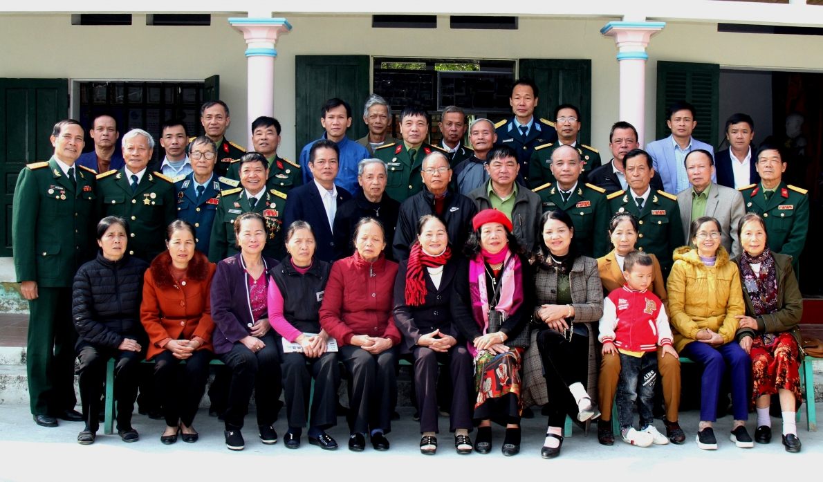 Hội viên CLB chụp ảnh lưu niệm với các đại biểu