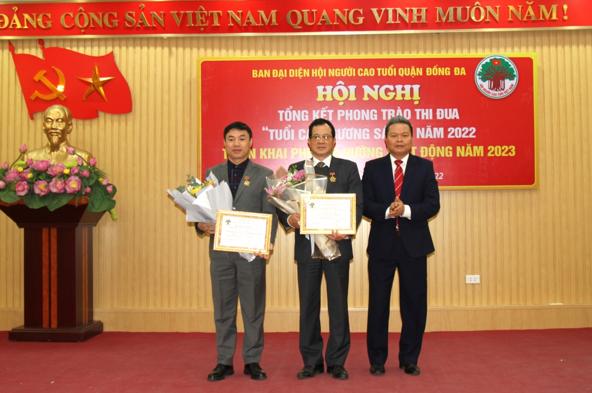 Ông Phạm Huy Giáp trao Kỉ niệm chương vì sự nghiệp chăm sóc và phát huy vai trò NCT cho các đồng chí lãnh đạo quận có nhiều đóng góp