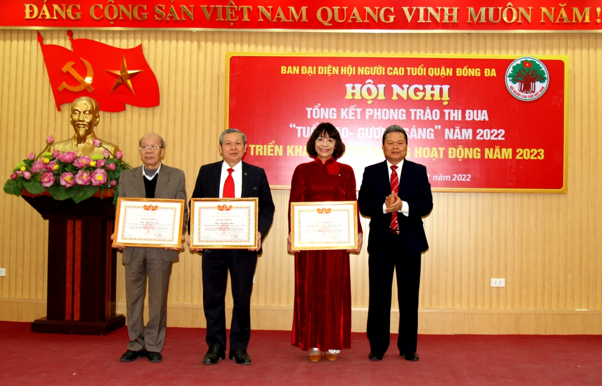 Trao Bằng khen Trung ương Hội cho các tập thể, cá nhân xuất sắc