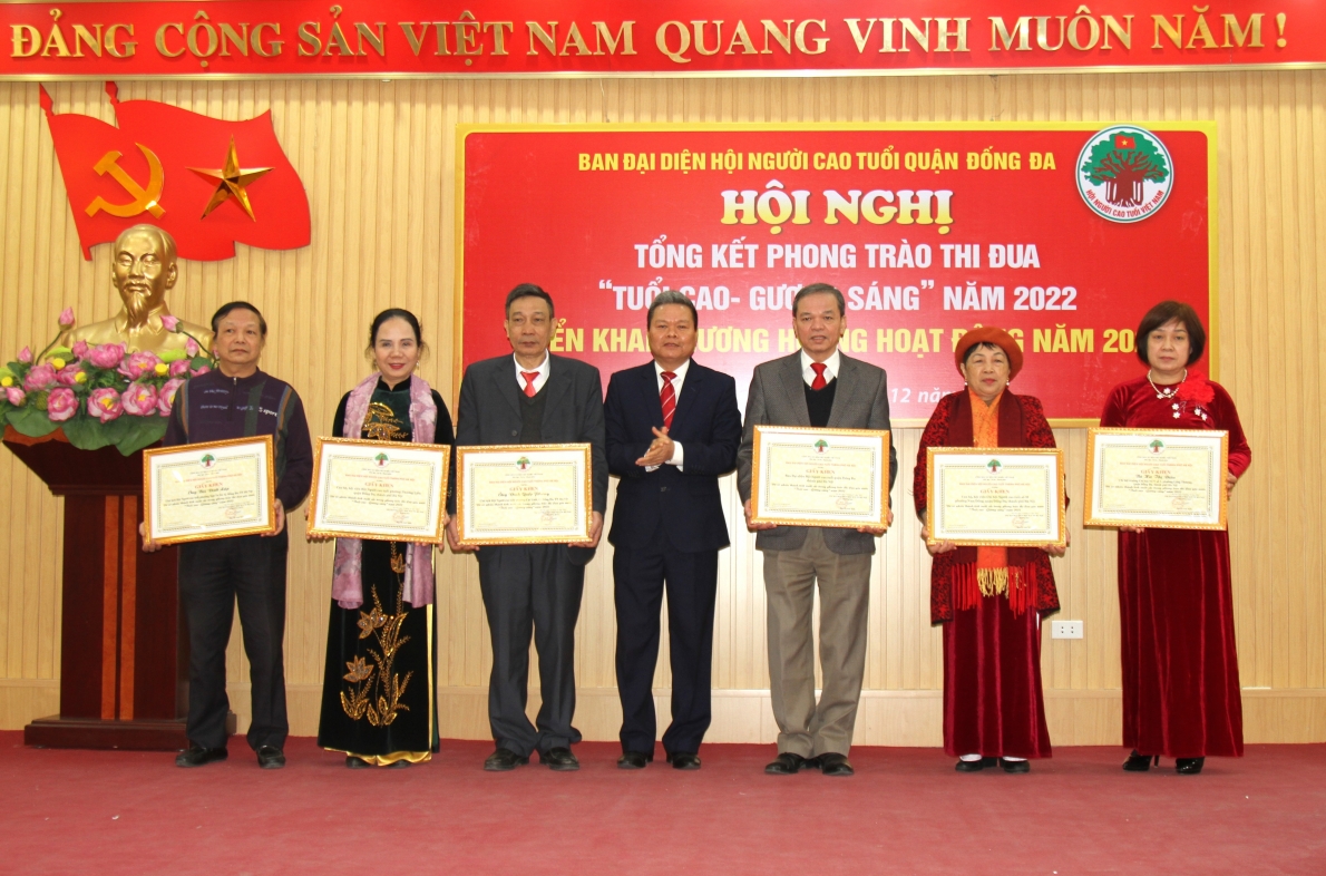 Trao Giấy khen của Hội NCT thành phố cho các tập thể, cá nhân tiêu biểu