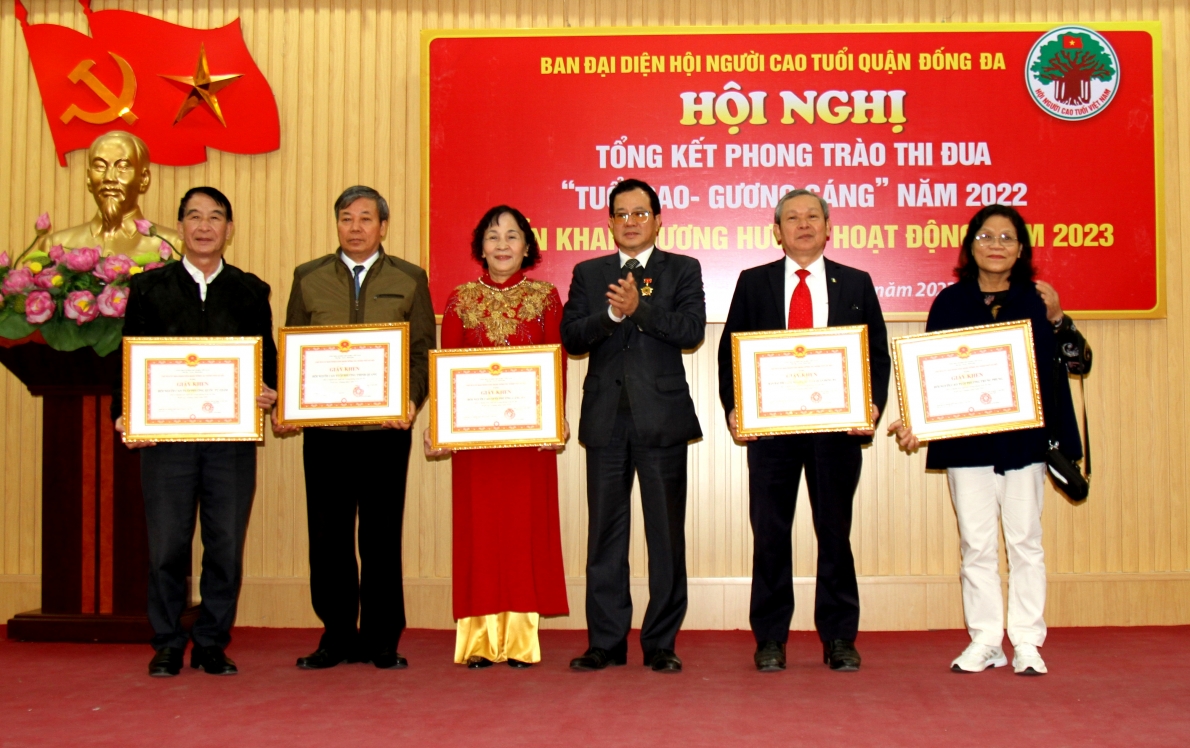 UBND quận khen thưởng các tập thể, cá nhân tiêu biểu