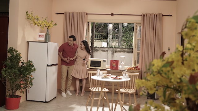 Nhu cầu mua sắm các vật dụng trong gia đình như tủ lạnh, tivi… luôn tăng mạnh trong những tuần cận Tết Nguyên Đán. Nguồn: Cắt từ video”Tết đủ là Tết vui”