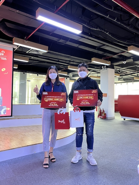 Chị Trần Thị Hiếu (trái) và anh Nguyễn Lê Thi (phải) là những khách hàng may mắn trúng thưởng vàng trong chương trình “Tết đủ Tài Lộc” tại TP Hồ Chí Minh