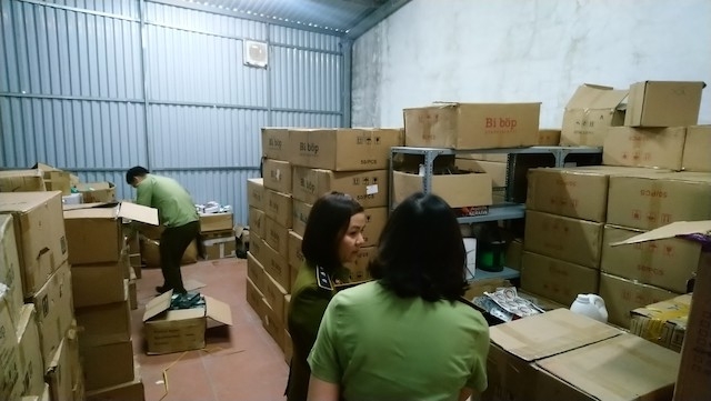 Đội QLTT Số 17, Cục QLTT Hà Nội đã tiến hành kiểm tra  kho chứa mỹ phẩm có dấu hiệu vi phạm pháp luật