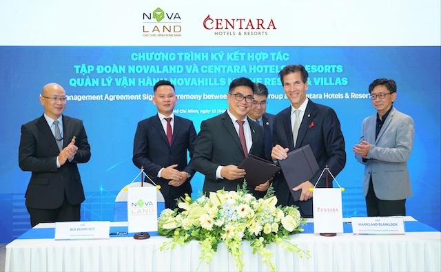 Đại diện của Tập đoàn Novaland và Centara Hotels & Resorts tại buổi kí kết hợp tác 5223 1