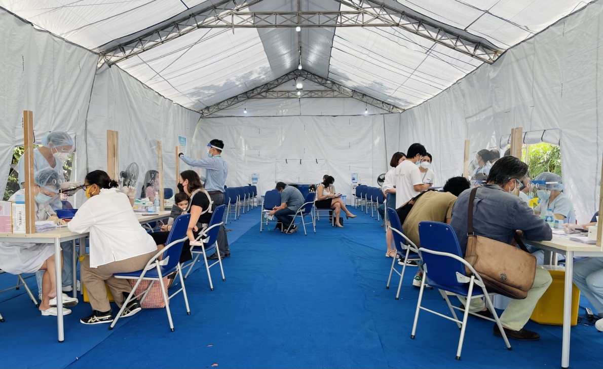 Khu vực sàng lọc y tế được bố trí ở bên ngoài bệnh viện 