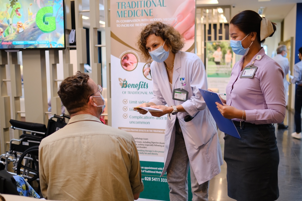 Khách đến tiêm được tư vấn đầy đủ thông tin