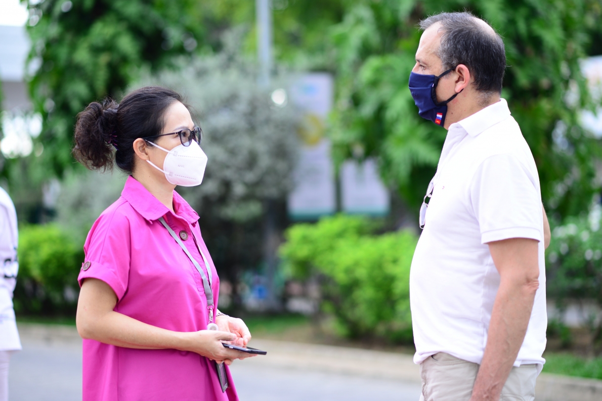  Ngài Vincent Floreani, Tổng Lãnh sự Pháp cùng trao đổi với bà Phạm Thị Thanh Mai, Giám đốc điều hành FV về công tác tổ chức chiến dịch