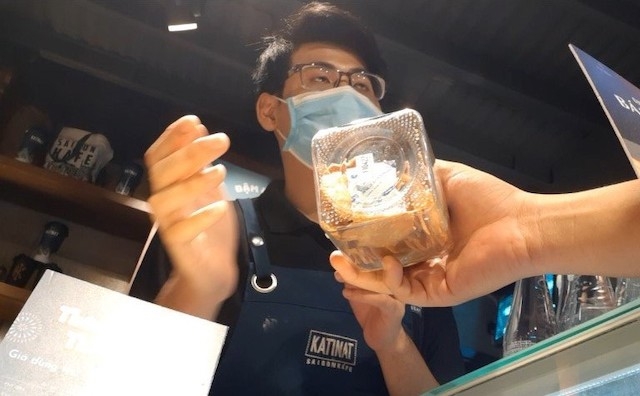 2.	Nhân viên Café KATINAT bán bánh không ghi hạn sử dụng