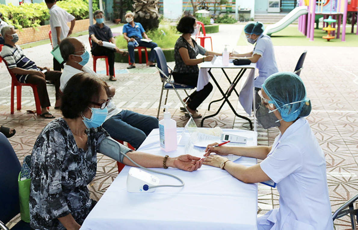 Những “chiến sĩ áo trắng” mặt trận chống dịch Covid-19