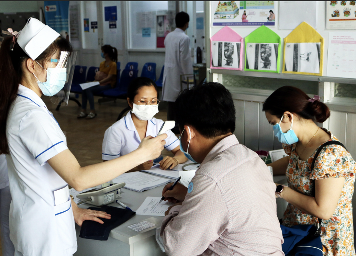 Những “chiến sĩ áo trắng” mặt trận chống dịch Covid-19