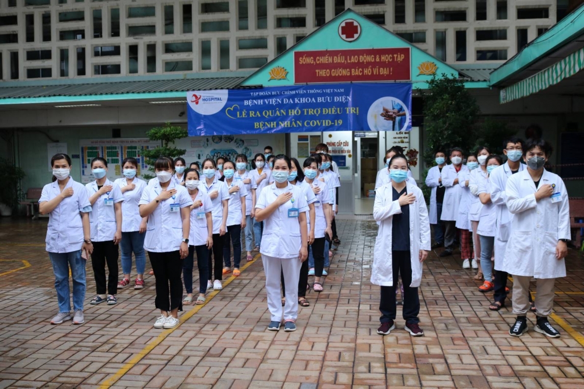 Ban lãnh đạo Bệnh viện cùng với toàn bộ lực lượng tham gia xuất quân đợt đầu tới Bệnh viện dã chiến thu dung điều trị Covid-19 
