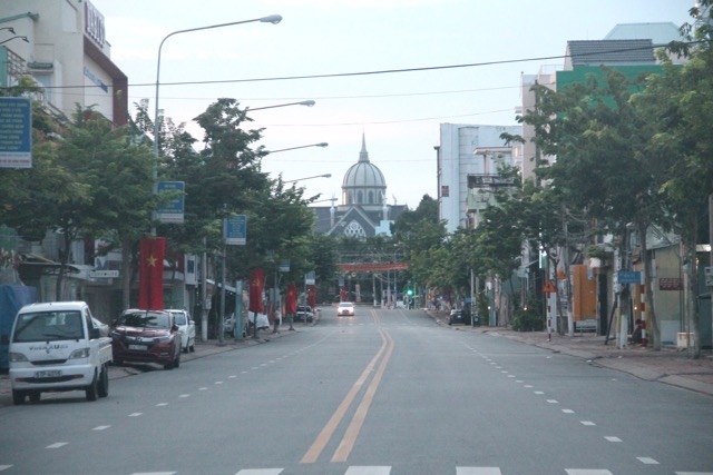 1.	Bình Dương tiếp tục siết chặt giãn cách xã hội, “ai ở đâu, ở yên đấy”