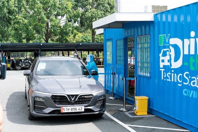 Khách đặt hẹn trước khi đến Trạm xét nghiệm Drive-Thru của FV không cần phải xuống xe để làm thủ tục và lấy mẫu