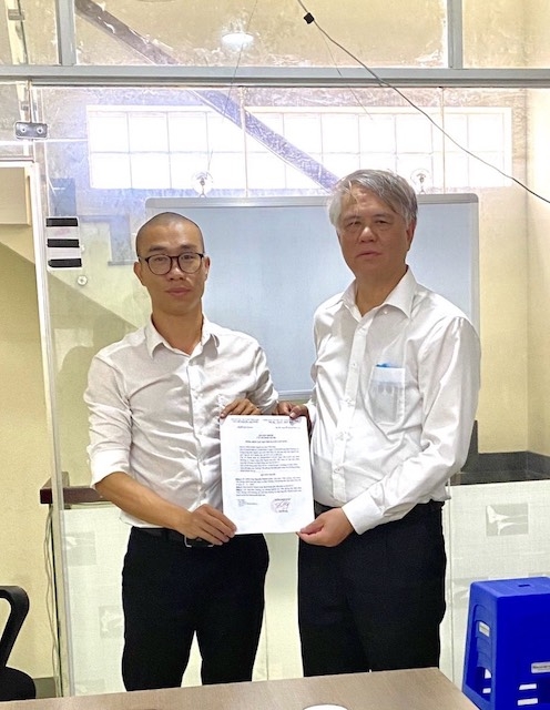 Tổng biên tập Lê Quang trao quyết định bổ nhiệm cho nhà báo Nguyễn Thành Luân