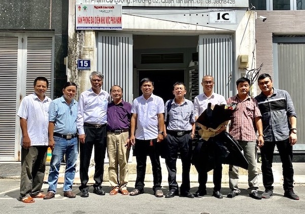 Tập thể văn phòng khu vực phía Nam chụp ảnh niệm cùng TBT Lê Quang