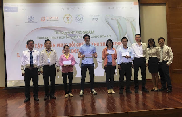 TS BS Lê Văn Tuấn, Chủ nhiệm bộ môn Nội thần kinh Đại học Y Dược TP. Hồ Chí Minh và Ths BS Nguyễn Đức Thành, Trưởng khoa phục hồi chức năng Bệnh viện Đại Học Y Dược TP Hồ Chí Minh trao giải cho học viên xuất sắc