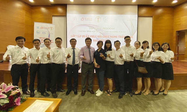 Các giảng viên và nhân viên Ever Pharma Vietnam chụp hình lưu niệm