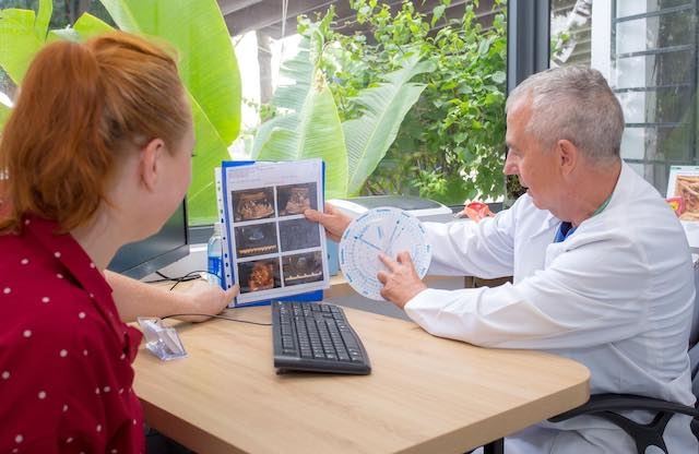 Bác sĩ Molnar Deszo đến từ Đức với hơn 30 năm kinh nghiệm trong lĩnh vực Sản Phụ Khoa đang trực tiếp thăm khám cho bệnh nhân